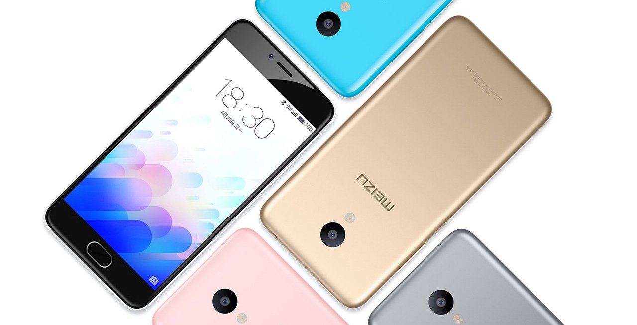 черный смартфон Мейзу экраном вверх на столе, телефоны Meizu в розовом, золотом и сером цвете задней панелью вверх на белом столе